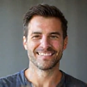 Retrato de Carlos M., cliente satisfecho